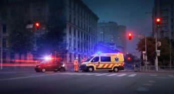 Incidente shock: ambulanza in collisione con auto, cinque feriti tra cui tre pazienti a bordo