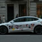 Tesla trova la salvezza nei controversi adesivi 'anti Musk'