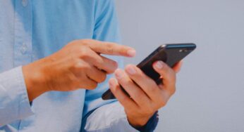 Disattiva subito il microfono del telefono, ti sta registrando e non lo sai: come fare